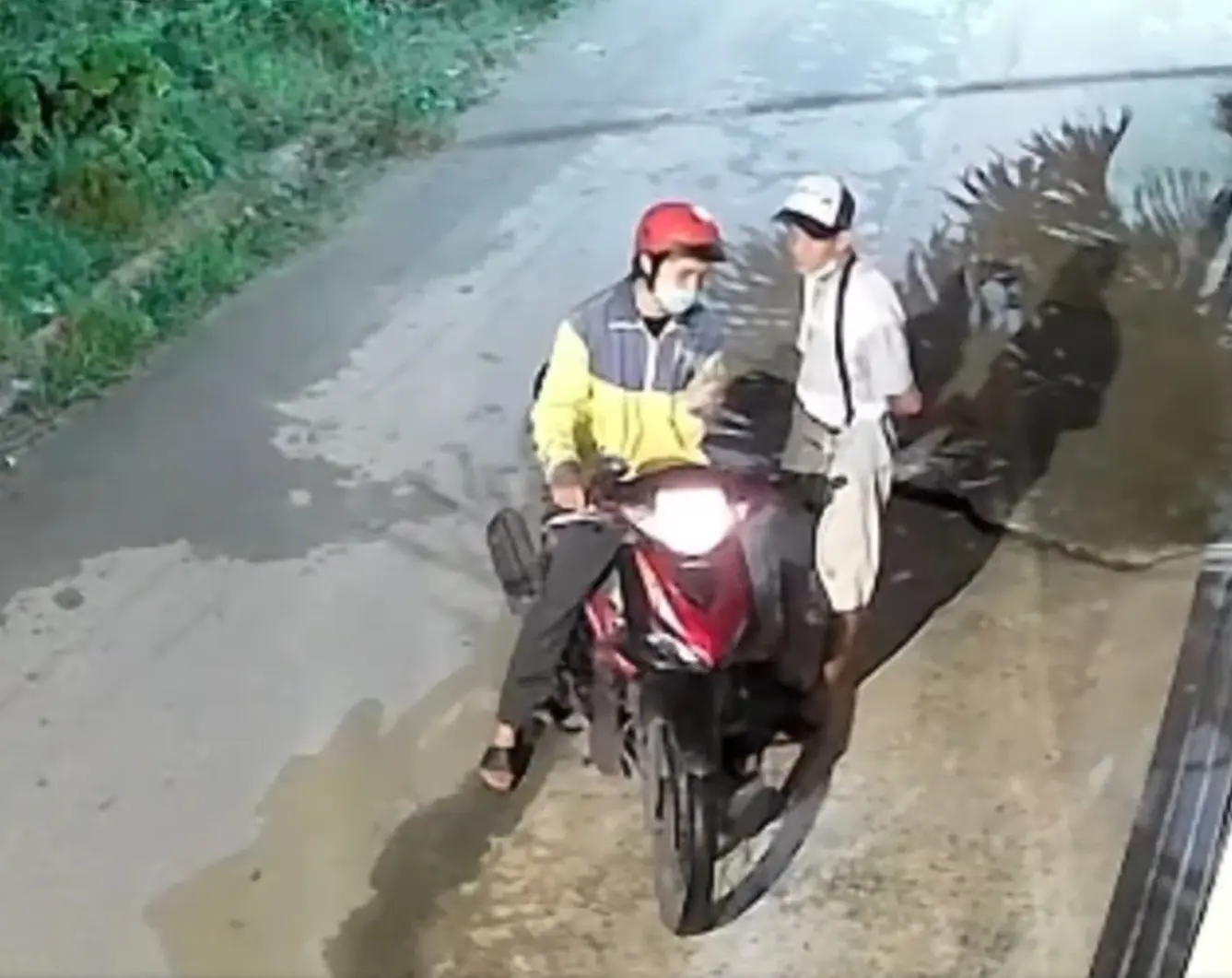 Phẫn nộ câu chuyện người đàn ông tàn tật bị giật 100 tờ vé số