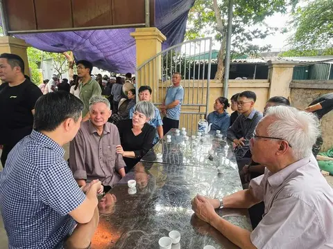 Đôi vợ chồng già đẫm nước mắt đón thi thể con trai duy nhất gặp nạn trong vụ lật tàu trên vịnh Hạ Long