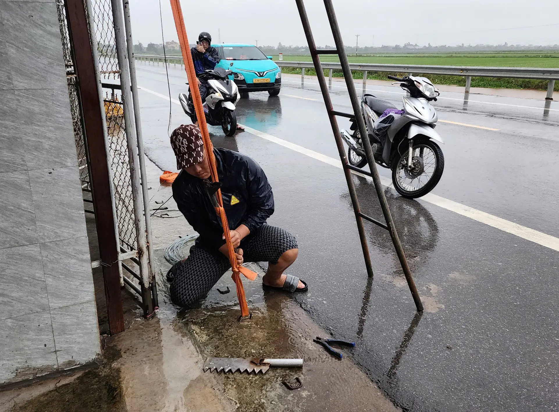Trước giờ bão đổ bộ: Một tỉnh hoãn họp, dân cấp tốc gia cố nhà, lực lượng túc trực ngày đêm