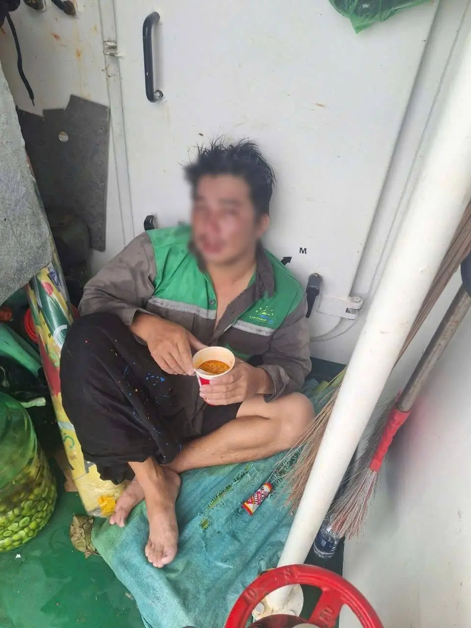 Phút sinh tử của ngư dân may mắn được tàu cứu sống sau hơn 6 tiếng trôi lênh đênh trên biển