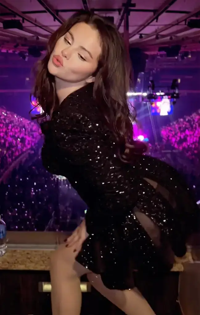 Selena Gomez đã xóa video mặc đồ của NTK Công Trí