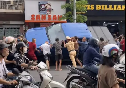 Vụ bán tải đâm liên hoàn ở phố Khâm Thiên: Tài xế vừa mua ô tô, lên xe nổ máy thì gây tai nạn