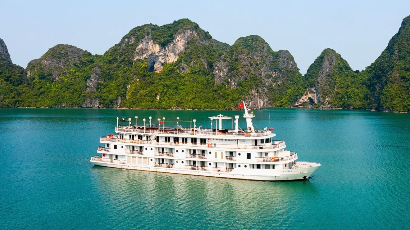 Vịnh Hạ Long mở cửa trở lại sau bão số 3: Khách quốc tế áp đảo khách Việt trong ngày đầu hoạt động