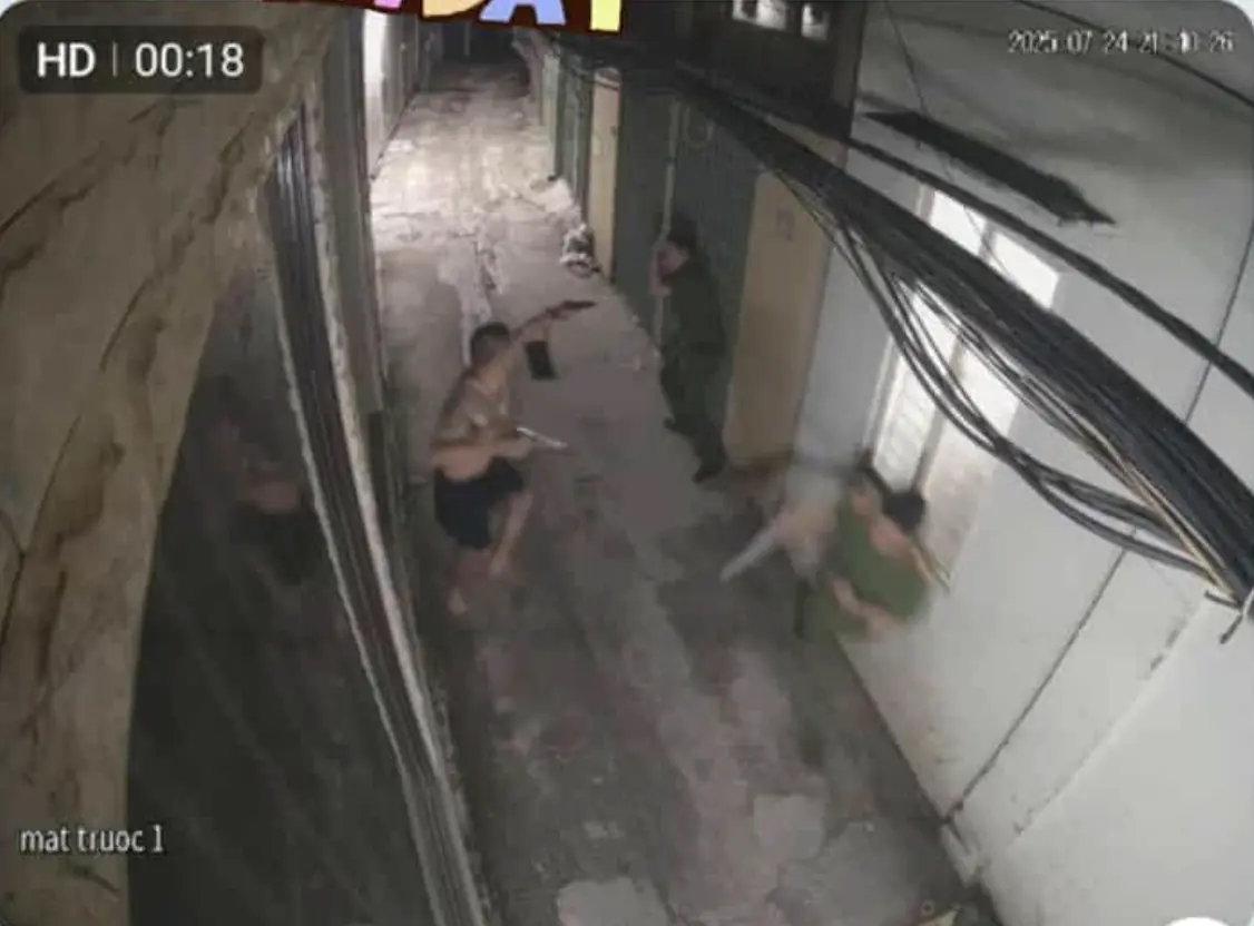 Hà Nội: Người đàn ông nổ súng rồi bỏ trốn cùng cô gái khi bị công an kiểm tra hành chính