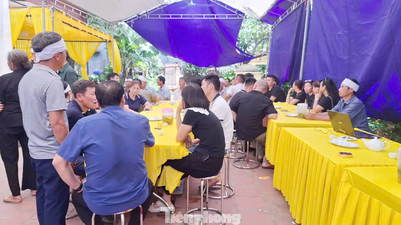 Đám tang 3 người trong một gia đình tử vong trong vụ lật xe khách ở Hà Tĩnh