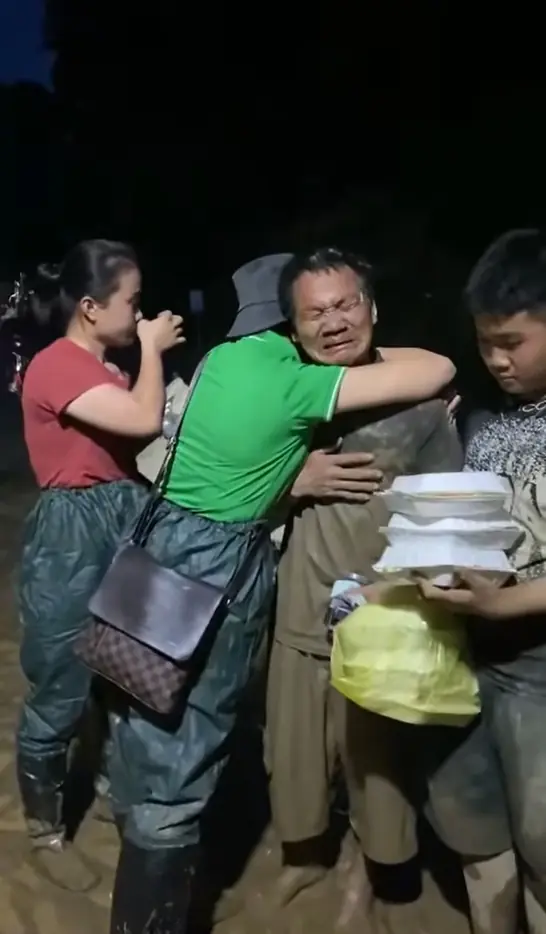Nghệ An: Người đàn ông vùng lũ bật khóc khi nhận cứu trợ