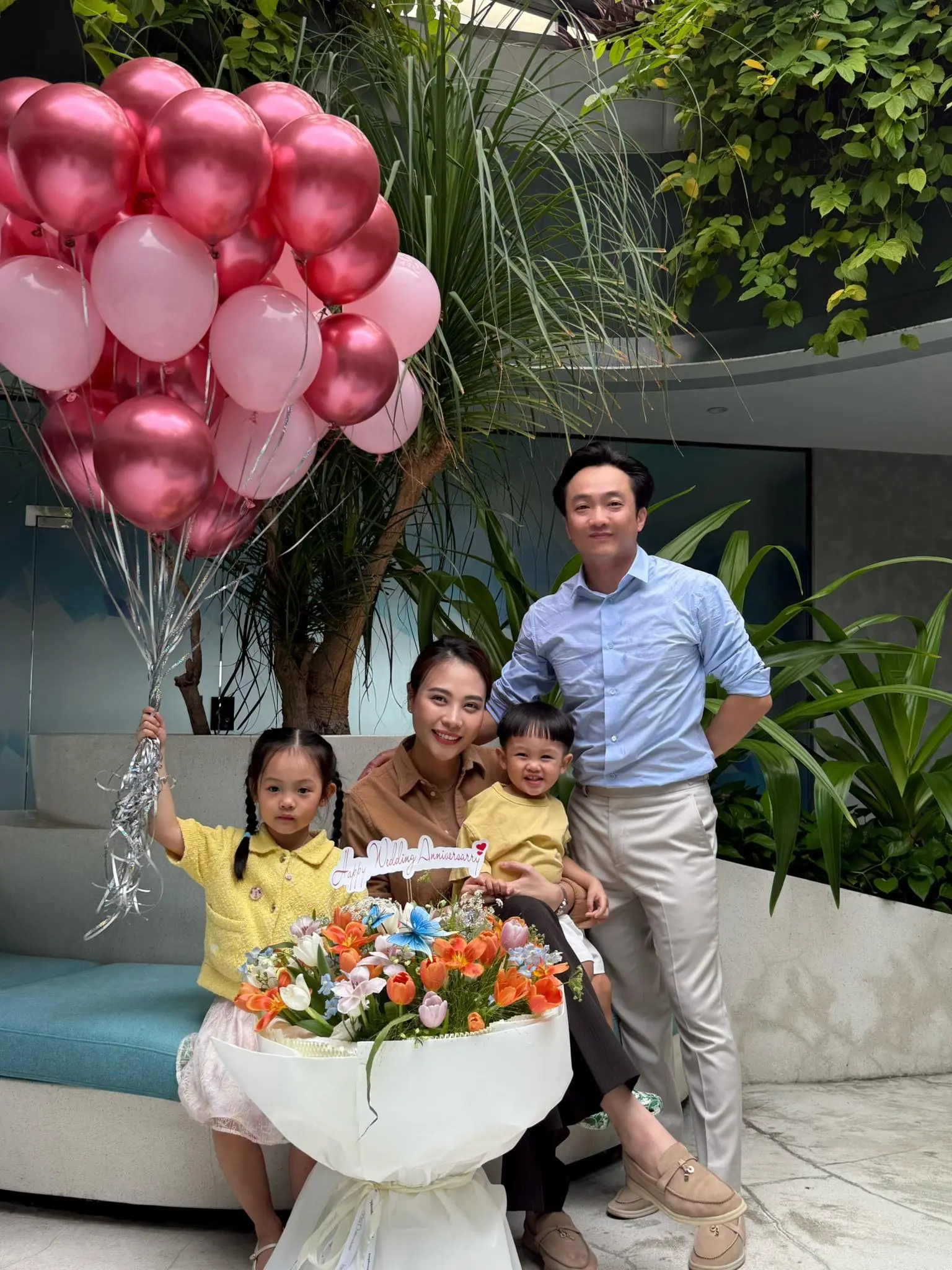Doanh nhân Nguyễn Quốc Cường đăng ảnh kỉ niệm 6 năm ngày cưới bên vợ yêu, bạn thân Minh "Nhựa" ngưỡng mộ vì 1 điều này