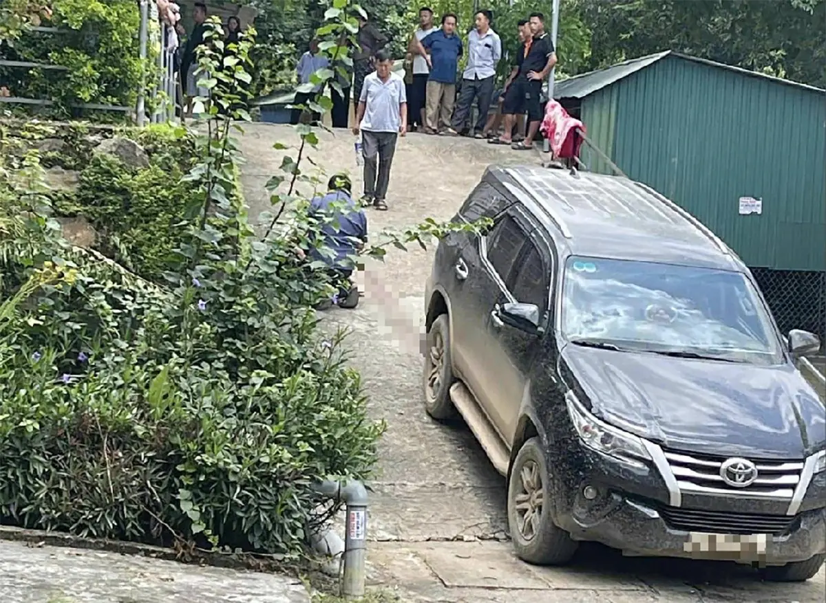 Chơi trong khuôn viên cơ sở y tế, bé 3 tuổi bị ôtô tông tử vong