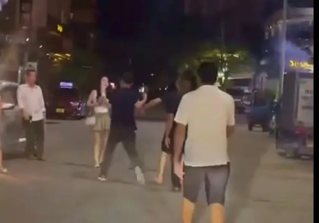 Xác minh thông tin nhóm đàn ông sàm sỡ, hành hung phụ nữ trước quán karaoke