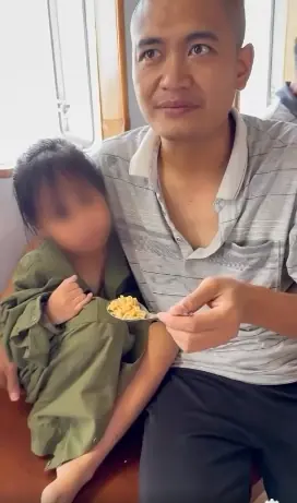 Hai cha con Nghệ An bị sóng cuốn trôi dạt 13 giờ trên biển, may mắn được tàu hàng cứu sống