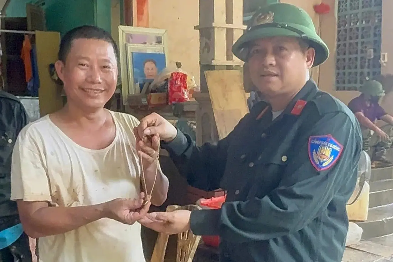 Công an tìm thấy tiền và vàng sau lũ, kịp thời trả lại cho người dân ở Nghệ An