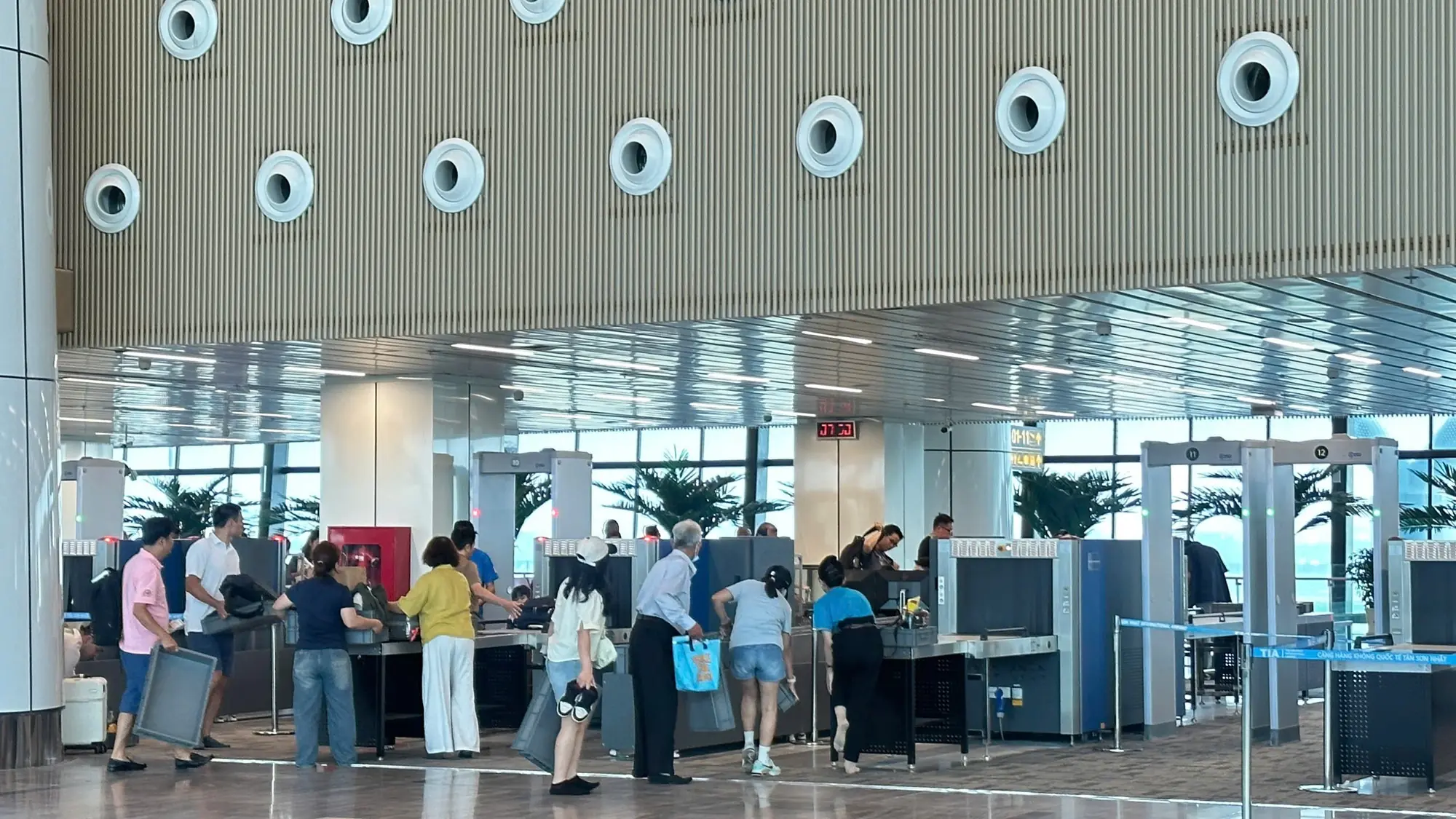 Đề xuất bỏ quy định cởi giày, tháo thắt lưng khi kiểm tra an ninh sân bay