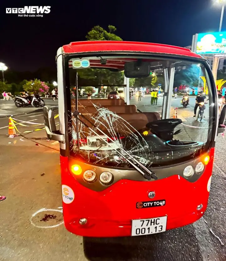 Gia Lai: Xe điện du lịch tông 3 người tại quảng trường, 1 người tuvong