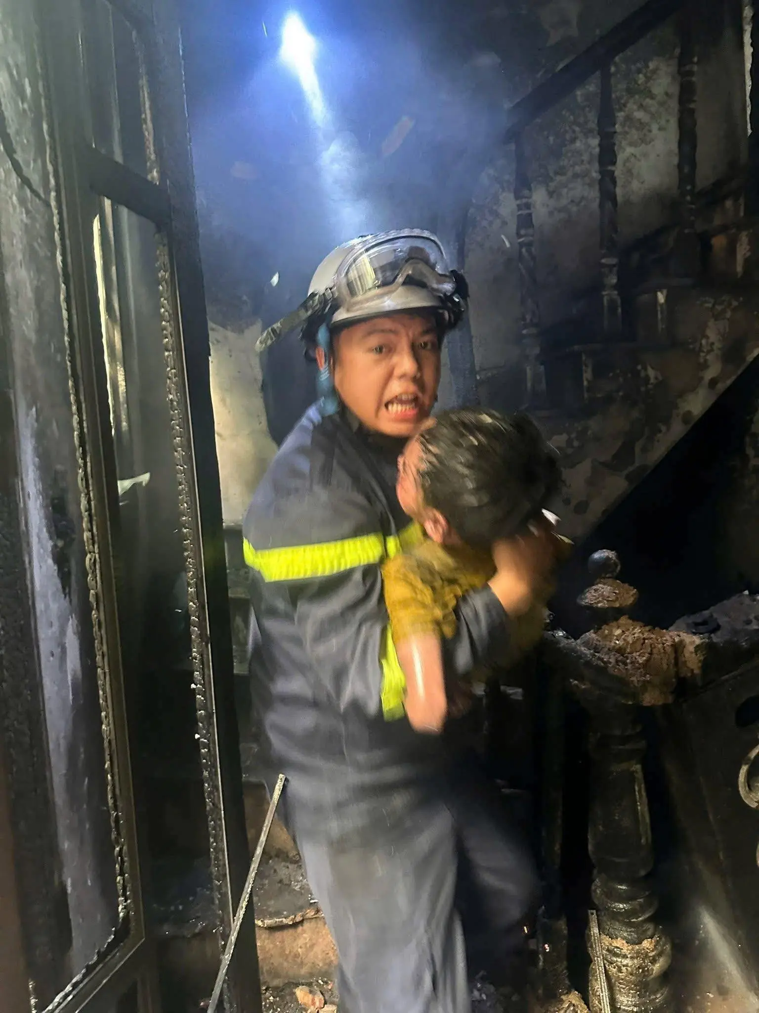 Cháy nhà trong ngõ sâu ở Hà Nội, cảnh sát kịp thời cứu 3 người mắc kẹt
