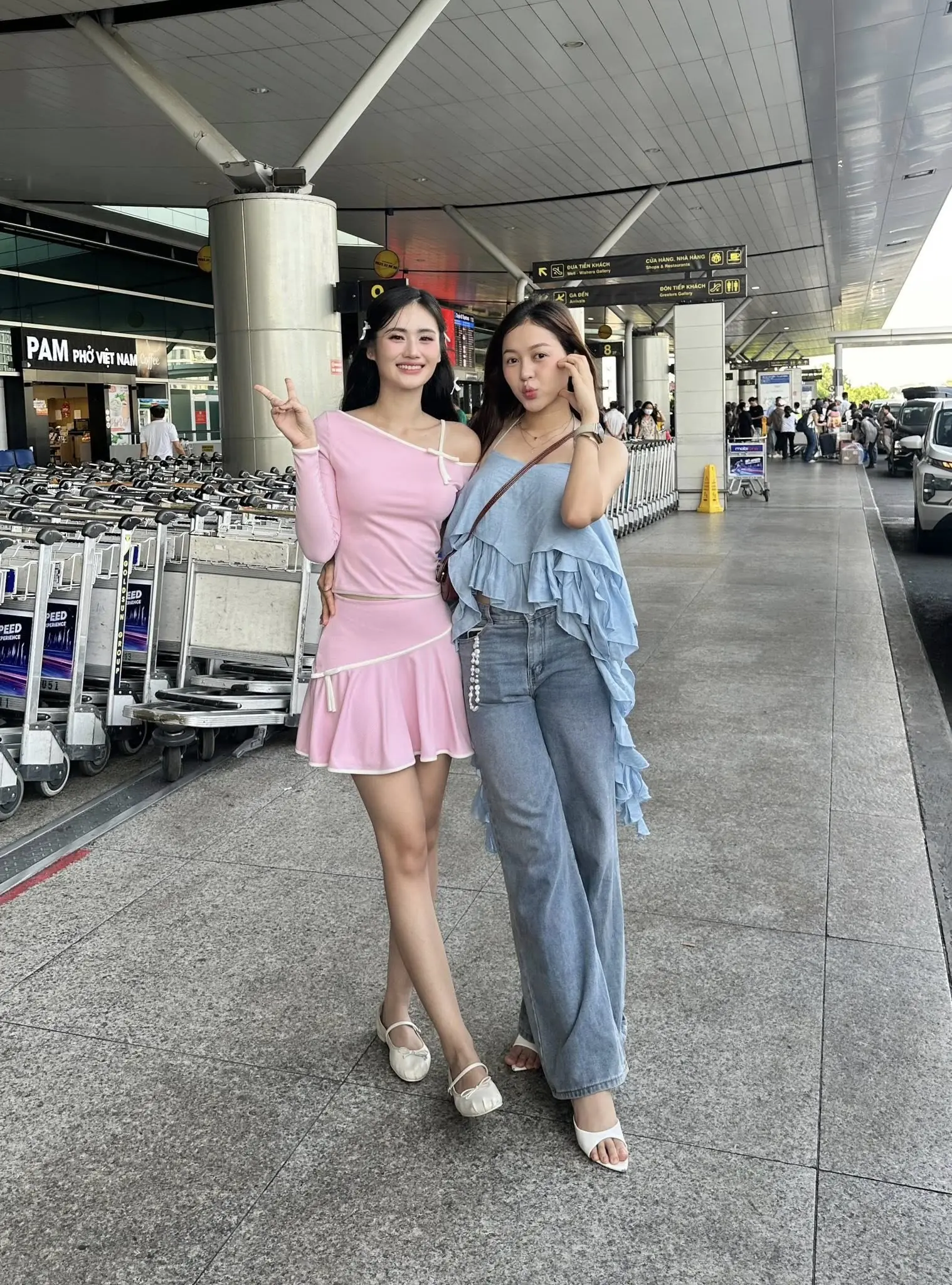 Bạn trai Ý Nhi tiếp tục vắng mặt trong ngày nàng Hậu tạm rời showbiz