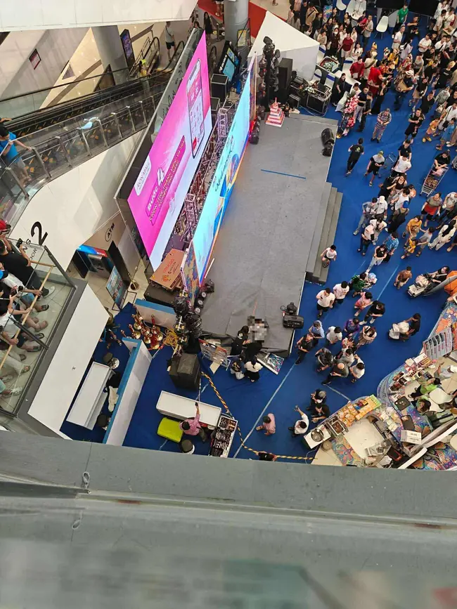 Người đàn ông rơi từ tầng cao xuống tầng 1 AEON Mall Long Biên, nằm bất động giữa trung tâm thương mại đông đúc