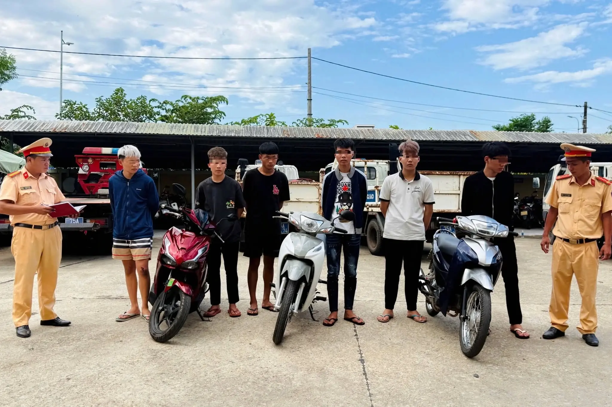 Nhóm học sinh lớp 11 lái xe lạng lách trên đường, gây tai nạn rồi bỏ chạy