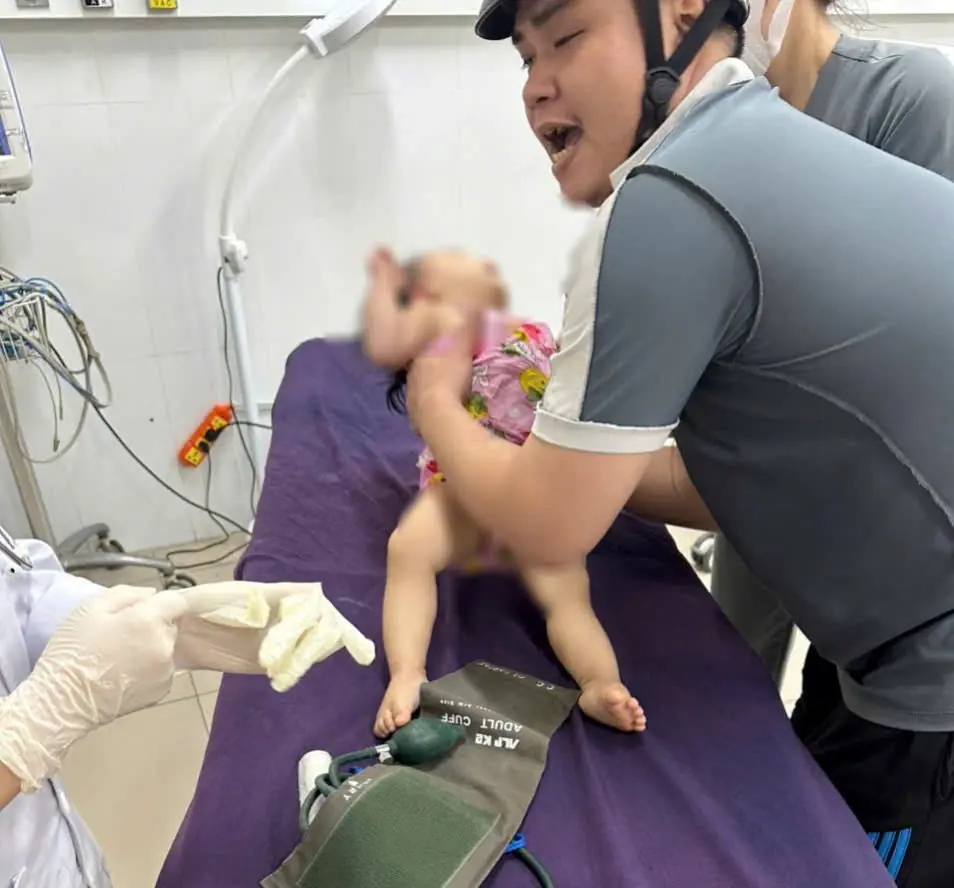 Phút sinh tử trong đêm: CSGT Đồng Nai mở đường đưa bé gái 1 tuổi co giật tím tái đi cấp cứu kịp thời